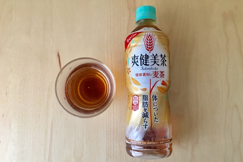 爽健美茶麦茶の水色